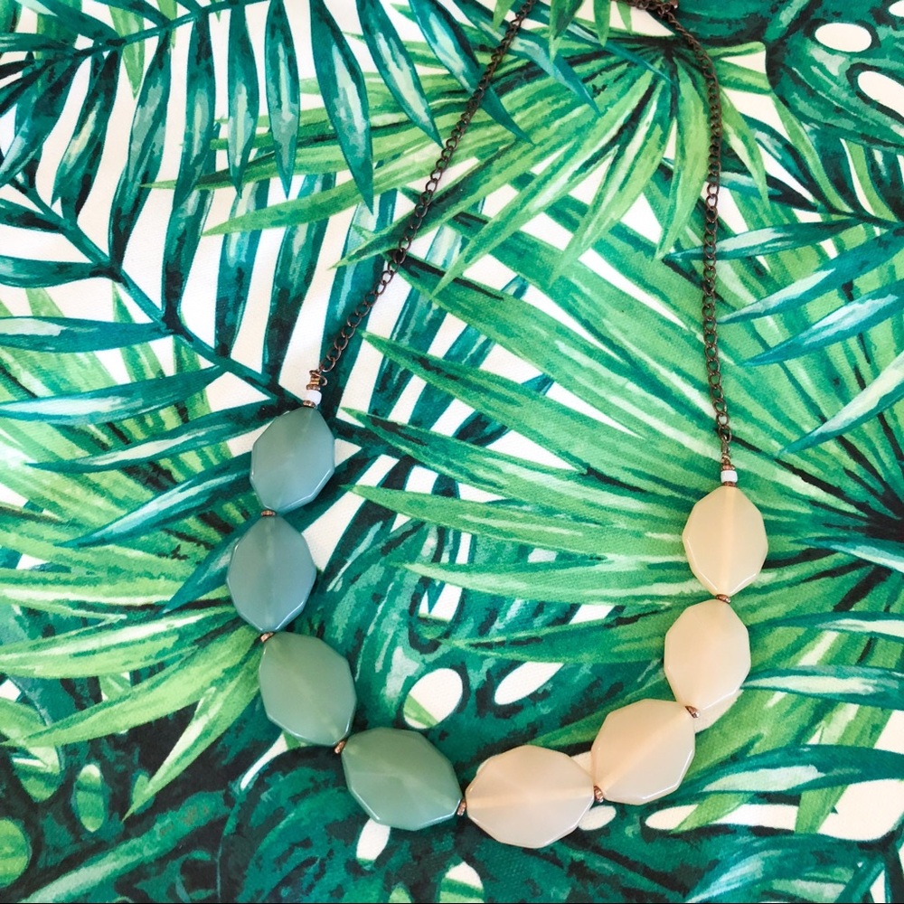 💛 Blue to white statement necklace